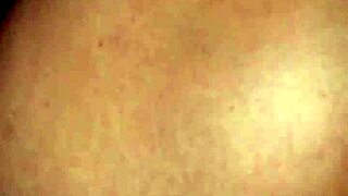 Me intenta meter el dedo en el culito apretado 😏