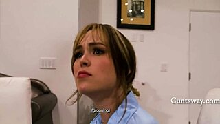 제인 와일드와 릴리 벨이 귀여운 시터 레즈비언 유혹 중에 때리고 림잡 보지 핥기로 오르가즘!