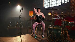 Rock babica daje polnočno POV deepthroat kot profesionalka