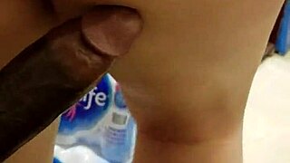 jeg er taylor vixen, en brunette pornstar, leker med mine store pupper, rumpe og fitte i naken masturbasjon solo