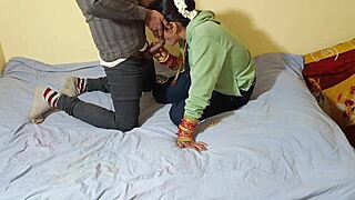 เฮ้ย แฟน อยากเย็ดแรงแบบหญิงสาวเดสีกับแฟนเธอไหม? เธอโดนทุบสไตล์หมากรุกในห้องนอน พูดสกปรกกับหีแน่น