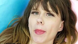 눈부신 블론드 모델이 열정으로 섹시한 몸 드러내