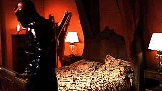 European kinky threesome in latex and leather 😈