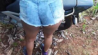 Ebony Neighbour Joins Bathing with Passionate Blowjob and Cum