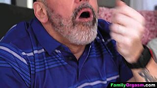 Zboczona macocha rzuca męża dla dzikiej akcji na kanapie z pasierbem. FamilyOrgasm dostarcza surowej fantazji!