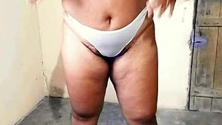 Esposa bbw da bunda grande experimentando as calcinhas fio dental que ganhou do vizinho comedor