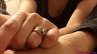 Goddess Amanda gives foot fetish instructions