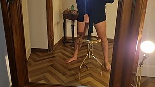 arrapato e nudo, solo con la t-shirt sborrata addosso