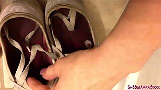 Goddess Amanda gives foot fetish instructions