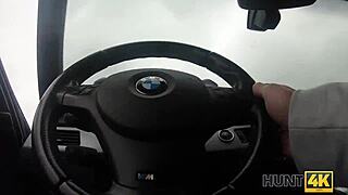 惊艳模特被猎人捡起并为比特币猛干