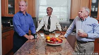 Hey teen 18+ blonde, tjener du din løn i bikini?