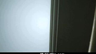 계모가 주는 에로틱 엉덩이 마사지로 레즈비언들 흥분