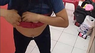 我在医院走廊！！因为是 12 月 24 日，所以没有顾客。我在录制自己的同时炫耀我的臀部。我很饥渴，因为我男朋友稍后要来操我。