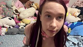 18+ teini poseeraa ja näyttää tiukkaa persettään