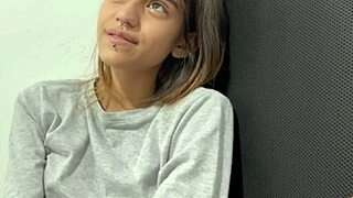 сводная сестра возбуждается в комнате, я завожусь и трахаю её - полная история