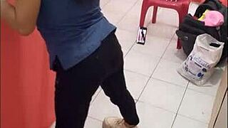 我在医院走廊！！因为是 12 月 24 日，所以没有顾客。我在录制自己的同时炫耀我的臀部。我很饥渴，因为我男朋友稍后要来操我。