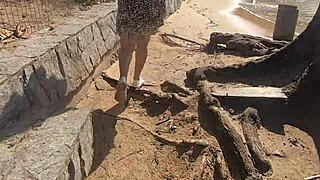 Videla som mladú 18+ dievčinu, ako bliká pičou na pláži.