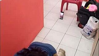 我在医院走廊！！因为是 12 月 24 日，所以没有顾客。我在录制自己的同时炫耀我的臀部。我很饥渴，因为我男朋友稍后要来操我。