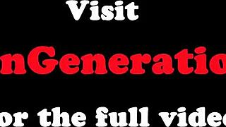 Öreg hölgy ujjaival keményen izgatja a csinos baba nedves punciját