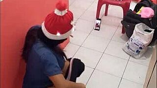 我在医院走廊！！因为是 12 月 24 日，所以没有顾客。我在录制自己的同时炫耀我的臀部。我很饥渴，因为我男朋友稍后要来操我。