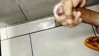 Masturbándome En El Baño Del Gym - Parte 2