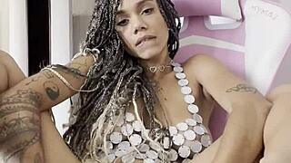 This Latina princess loves cumming with a toy deep in her pussy! 😍