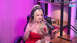 she moaned so loud for those two hot babes in california 😍