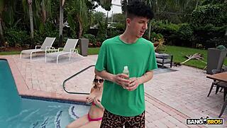 Blond milf Gigi Dior hltá obrovský čurák nevlastního syna