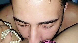 Miluje tahle milf, když jí lížou velkou píču?