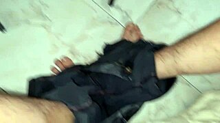 Ансима трет стул, медленно раздеваясь, пока не кончает сильно с большим итальянским членом