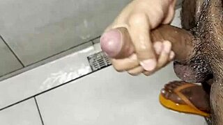 Дрочу в душе спортзала - Часть 2