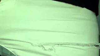 Anländer med kraftig sborrata på sexig pervers t-shirt