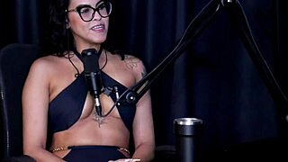 contou como começou teve insegurança nos filmes de produtora e a internet mudou a vida das pessoas mas - bia hot preliminares podcast watch on sheer red