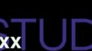 סטודנטית בריטית בלונדינית אחות מקבלת עינוי עם מכונת זיון