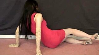 Я оставила розовое платье с молнией спереди на полу с маской на лице, ой