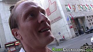 Η ξανθιά γκόμενα κυριαρχεί στον μεγάλο μαύρο πούτσο σε έντονη σκηνή ταπείνωσης κούκολντ