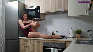 Полина Соул смело дразнит в соблазнительных чулках с высокими каблуками и ногами