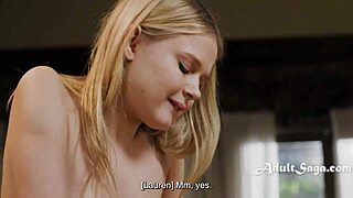 Kleine meid lokt lesbische vriendin voor wilde squirt. Lauren Phillips en Coco Lovelock worden doorweekt!