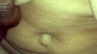 לטינה חמה לוקחת זין שחור גדול מחבר