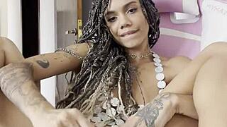 This Latina princess loves cumming with a toy deep in her pussy! 😍