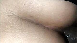 痩せた女の子がタイトなアナルをハードにファックされるのを楽しむハードコアアナルセッションで激しい突き