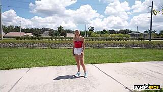 Bangbros - molly cooper vzame debel kurac v misijonarju in razširjenih nogah 😏