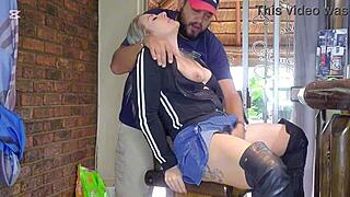 Blonde chaude trompe et gicle fort !