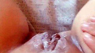 Гретала показывает свою кремовую и ароматную киску в этой эмо сцене!