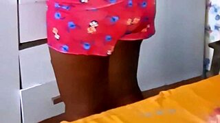 لاتينية بدينة مثيرة تشعر بالحرارة في لحظة ترطيب عامة