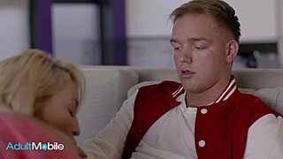 내 젖가슴에 네 정액으로 칠해줘라고 말하며 섹시 밀프가 의붓아들 자지 타