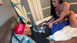 Алия Тейлор жестко скачет на большом члене в позе собаки