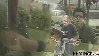 レズの彼女たちがディルドで舐めたり指マンしたりしてオーガズム！