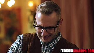 כהת צעירה 18+ כופפת על ידי סבים חורגים זקנים פרועים, וואו! 😱