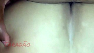 Enchendo O Cu Da Puta De Porra